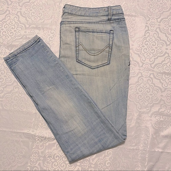 Light Washed Jeans - Picture 2 of 8